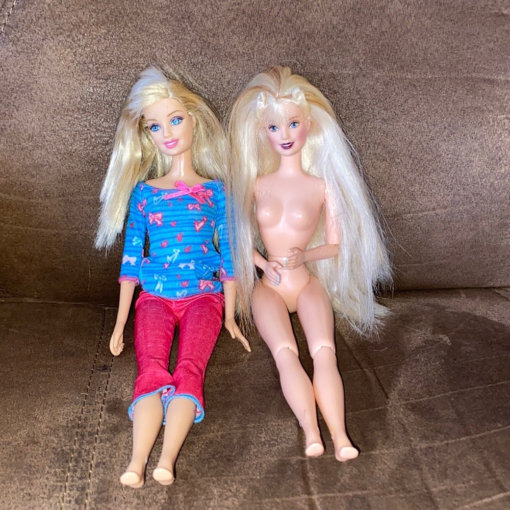 2 vintage 1999 Barbie dolls